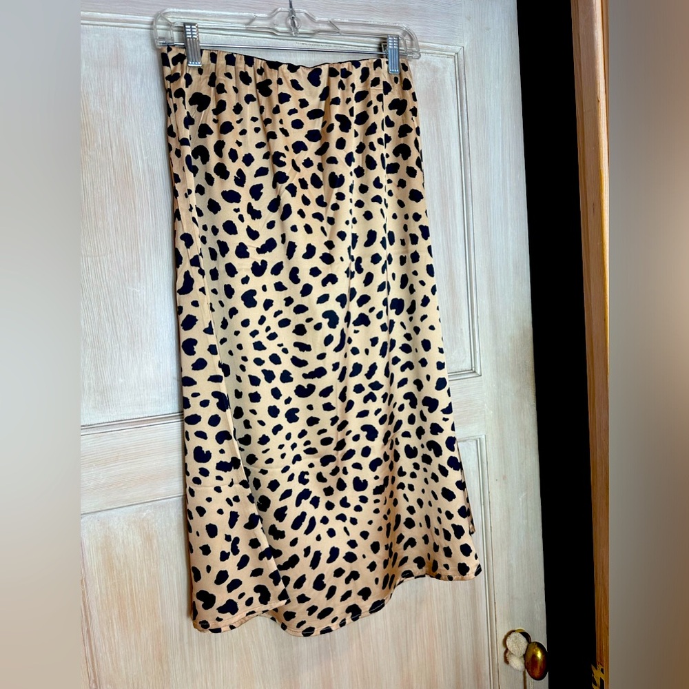 Leopard Skirt. Silky. Size Medium. Elastic waist. MIDI length.
